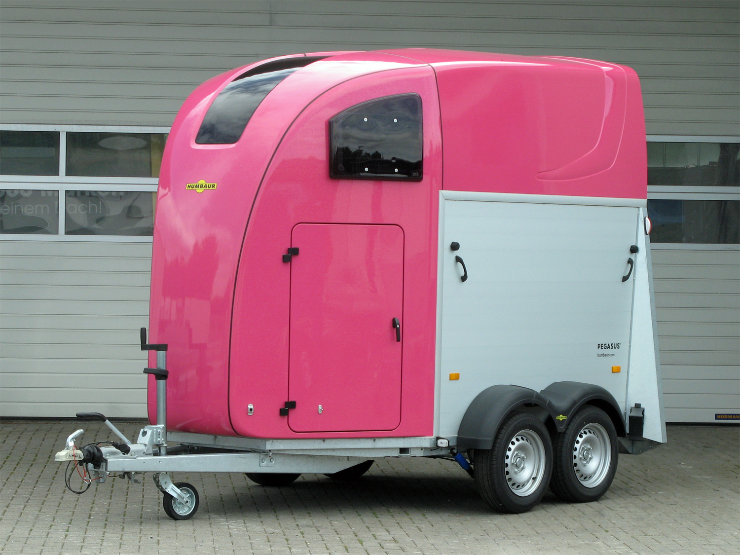 Humbaur Pegasus 2700 Schwenk-Drehtüre | Panoramadach | Aerodynamischer Poly-Aluaufbau
