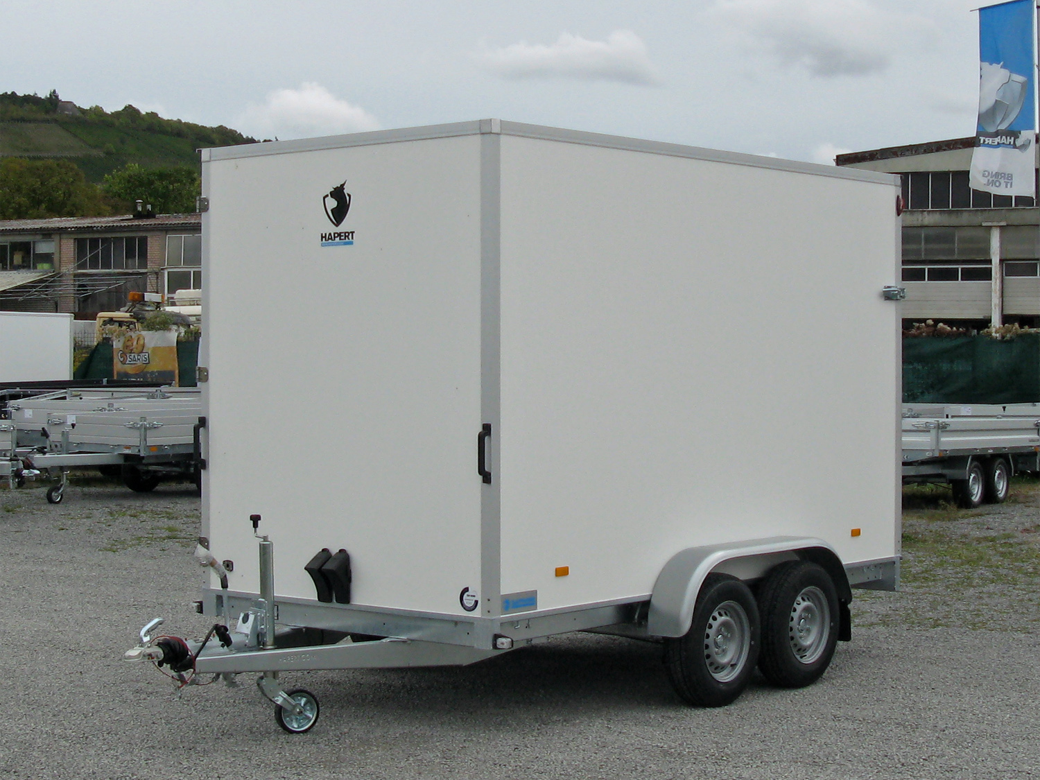 Hapert Sapphire L-2 - 2700 Rampe & Seitentüre | Tieflader-Koffer | Rutschhemmender Boden