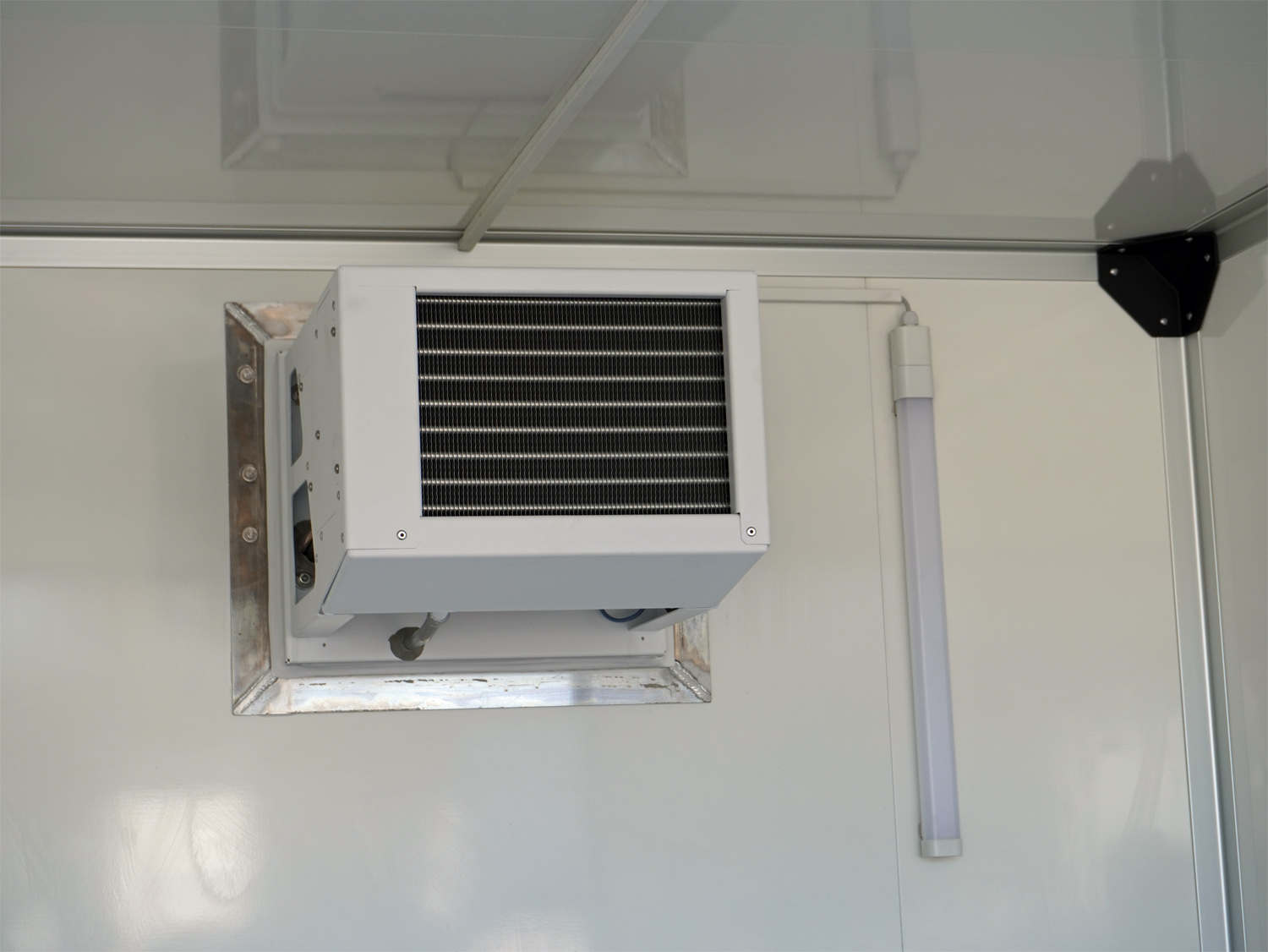 Humbaur HK 25 32 18 - 20 PF30 Sandwich PurFerro mit Kühlaggregat - Image 2