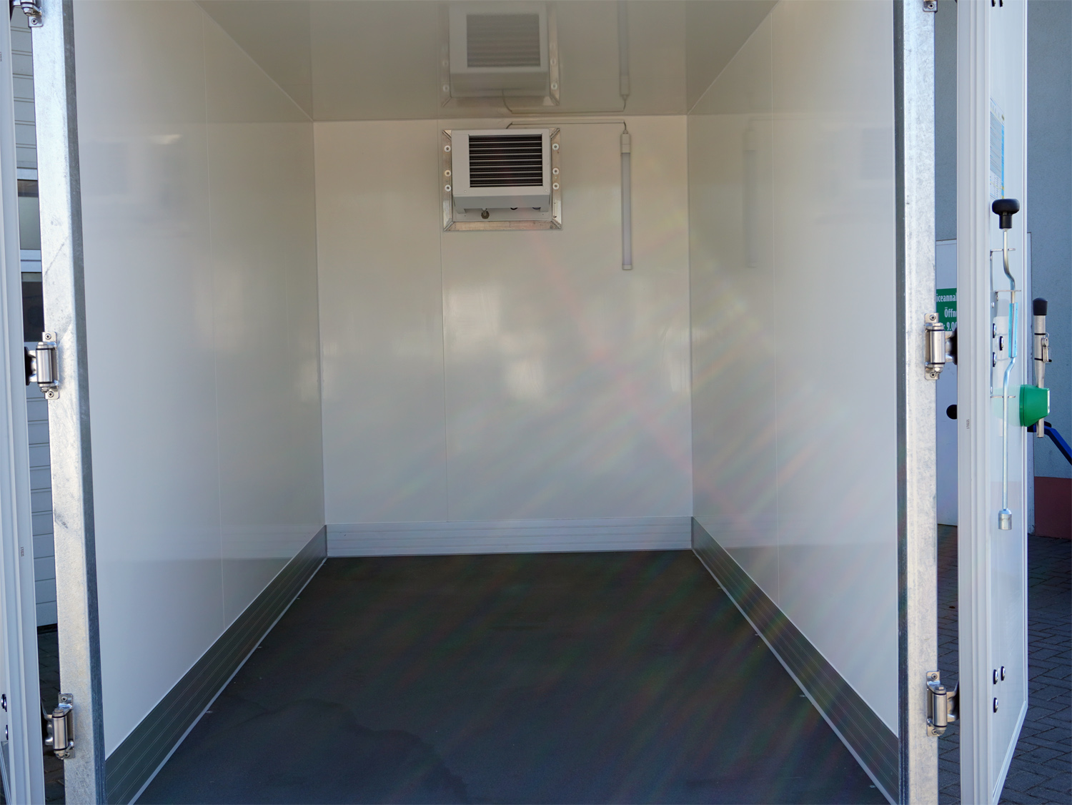 Humbaur HGK 25 32 18 - 21 PF60 Deluxe Tandem-Kühlkoffer mit hochwertiger Isolierung - Image 11