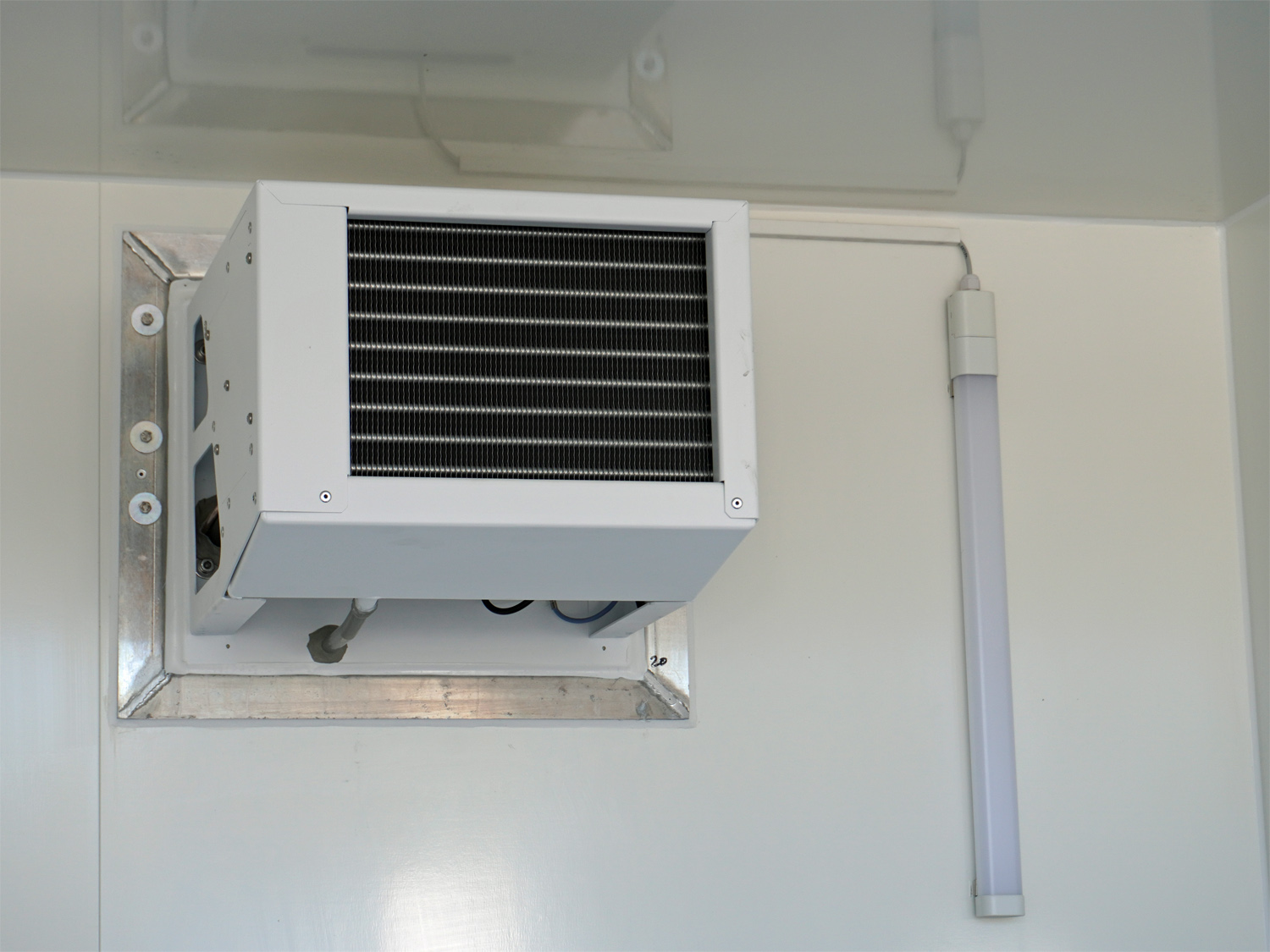 Humbaur HGK 25 32 18 - 21 PF60 Deluxe Tandem-Kühlkoffer mit hochwertiger Isolierung - Image 3