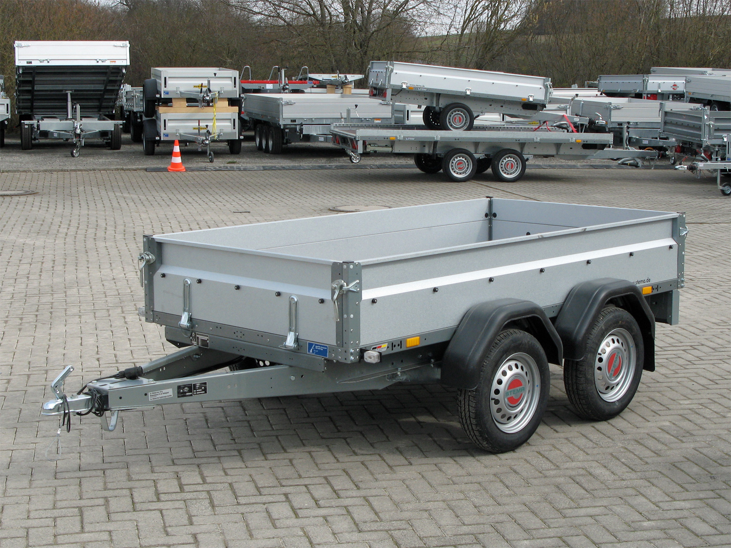 STEMA ST O1 7.5-25-13.2 Kastenanhänger mit abklappbaren Bordwänden